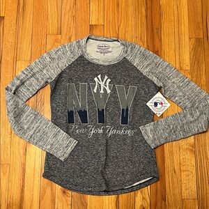 New York Yankees Women's Gray Long Sleeve Top